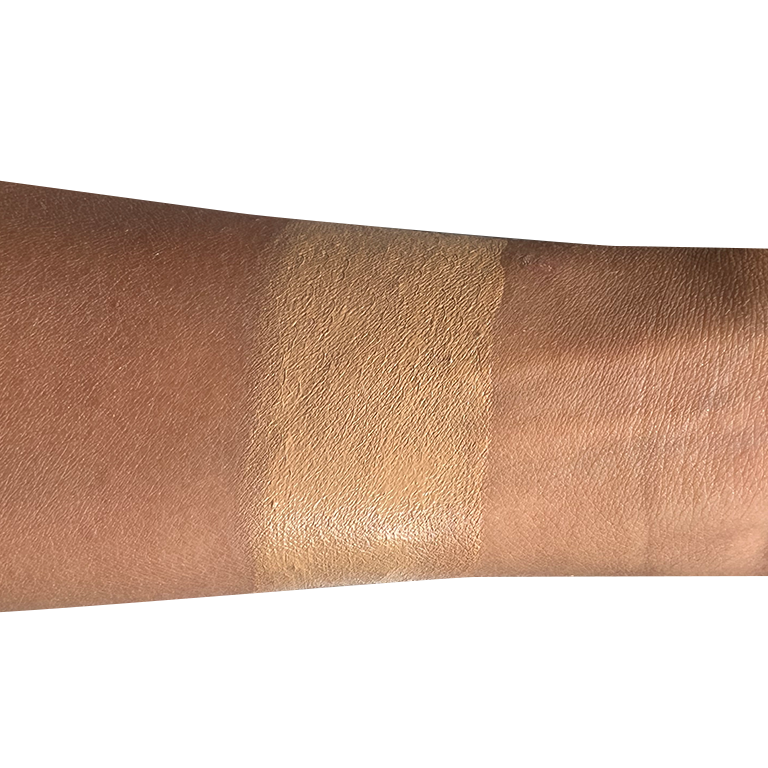 layla-fondotinta-look-perfect-n.4-30ml Swatch di applicazione del fondotinta su pelle che mostra la tonalità N.4 in tre intensità di copertura