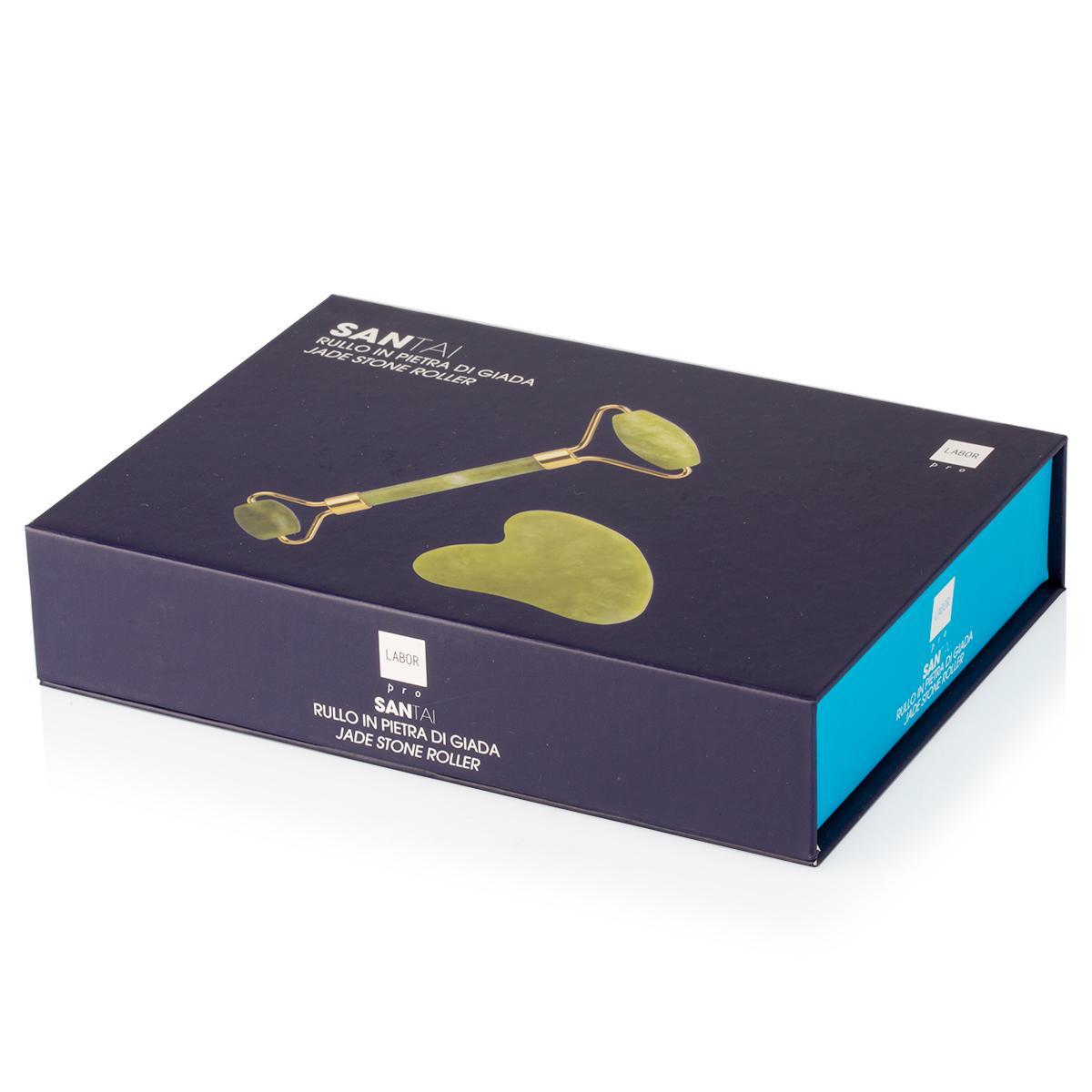 labor-santai-rullo-facciale-e-gua-sha-in-giada- Confezione blu scuro con rullo e gua sha in giada in evidenza sulla superficie