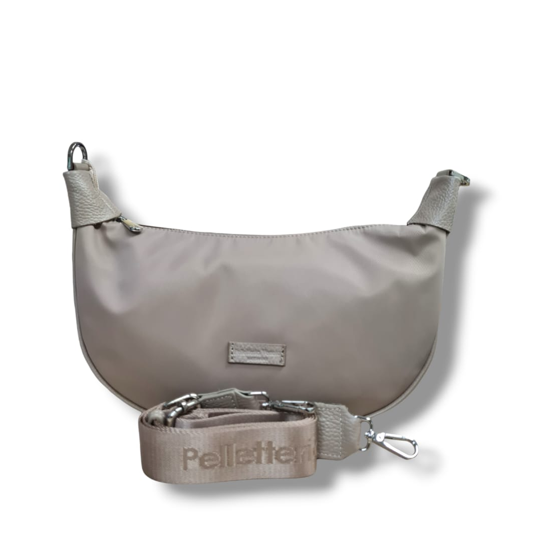 Borsa a spalla in nylon colore sabbia con accessori coordinati, vista frontale
