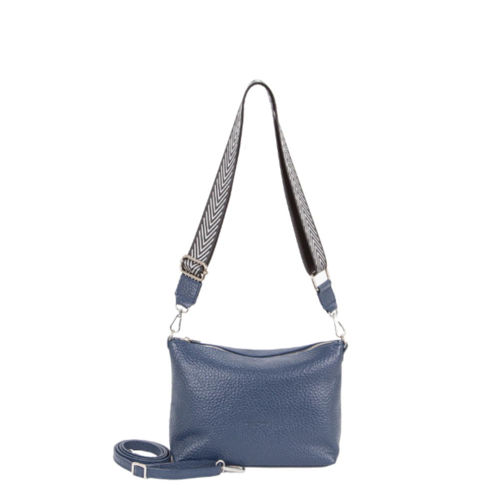 pelletteria veneta pelletteria veneta tracollina in pelle blu - foto 1 Tracollina in pelle blu con tracolla regolabile, vista frontale