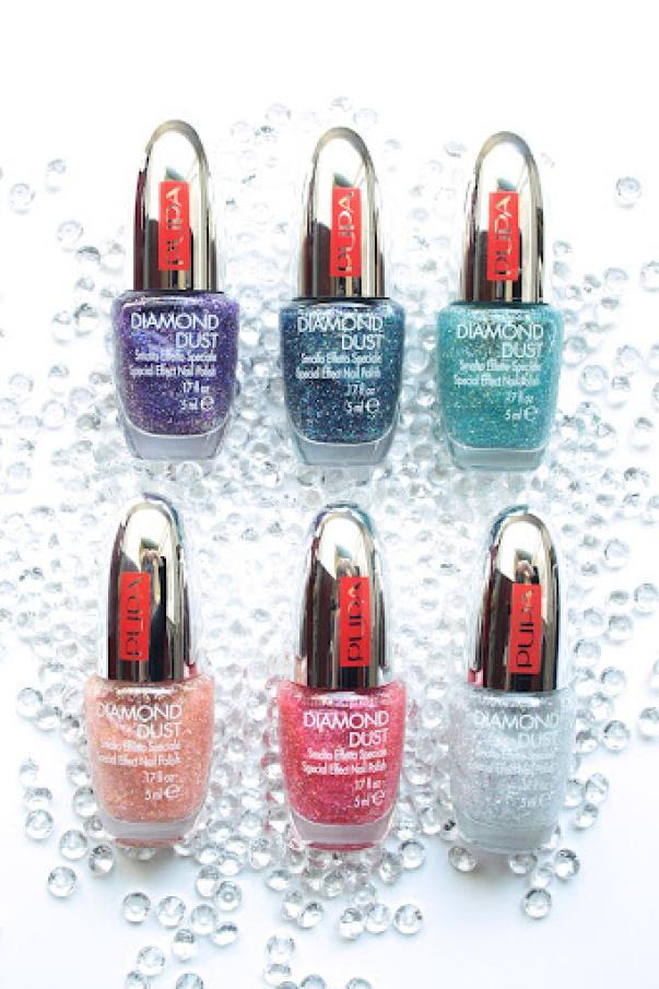 pupa pupa smalto diamond dust 004 - foto 1 Sei bottiglie di PUPA Diamond Dust 004 disposte su sfondo con cristalli e brillantini
