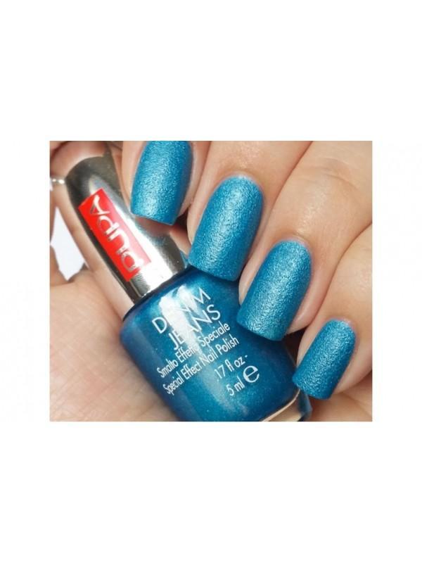 Smalto PUPA Denim Jeans 005 blu in bottiglia, applicato su unghie con packaging visibile