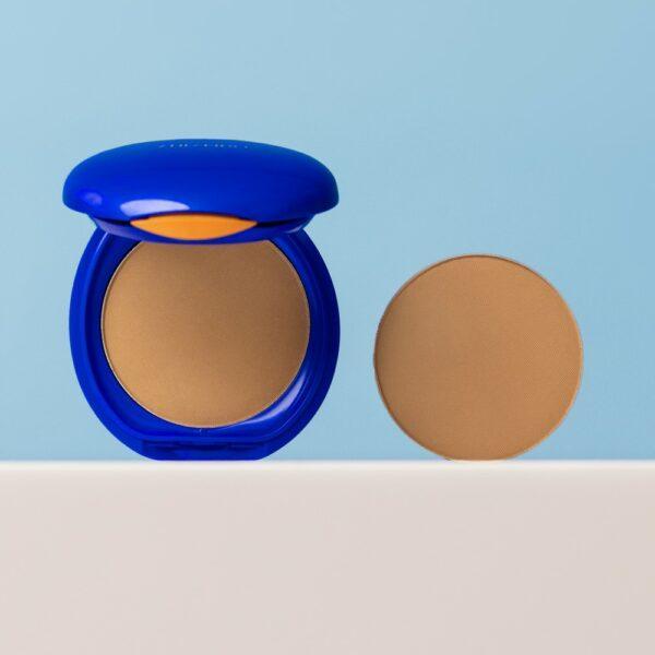 Shiseido Sun fondotinta compatto SPF 40 tonalità Medium Ochre, confezione blu aperta con prodotto