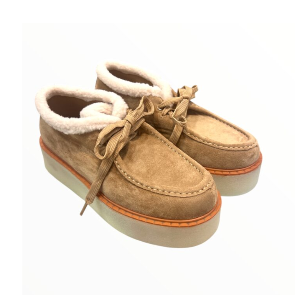 marc ellis marc ellis scarpa classy2001-fw25 sand 37 - foto 1 Scarpa mocassino boat shoe in suede sabbia, interno pile, lacci corda, suola arancio, vista 3/4