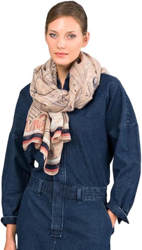 Foulard indossato al collo su modella con maglione blu, mostra utilizzo e drappeggio
