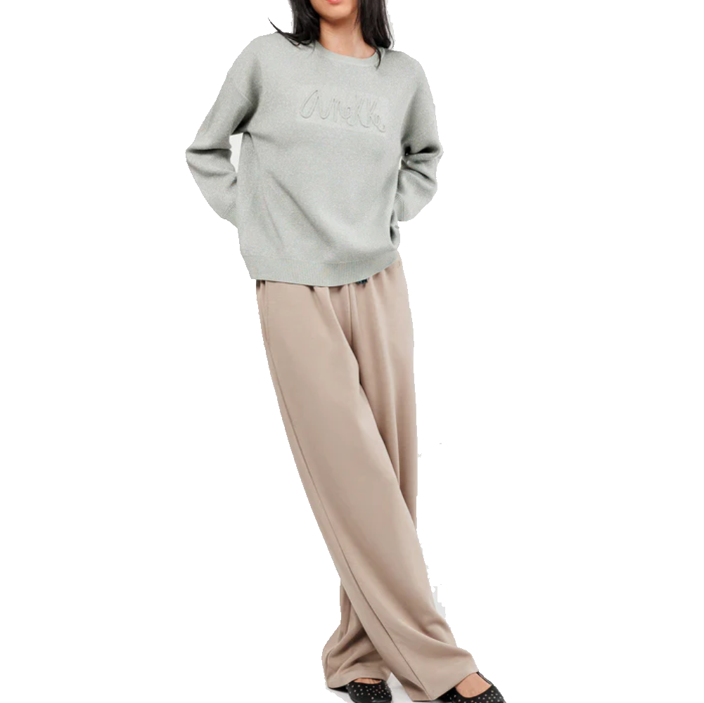 anekke anekke pantalone donna 41276-201 large - extra large - foto 1 Donna indossa pantalone beige e maglione grigio in posa di contesto d'uso
