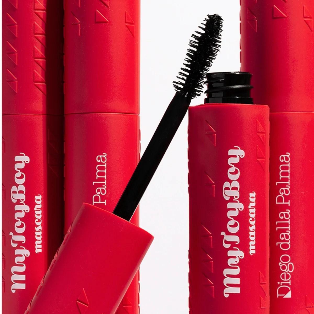 Dettaglio mascara applicato su spazzola e piegaciglia separati dal packaging